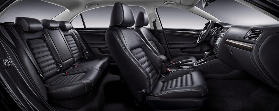 Интерьер Volkswagen Sagitar 2015 года  (фото 5 из 17)